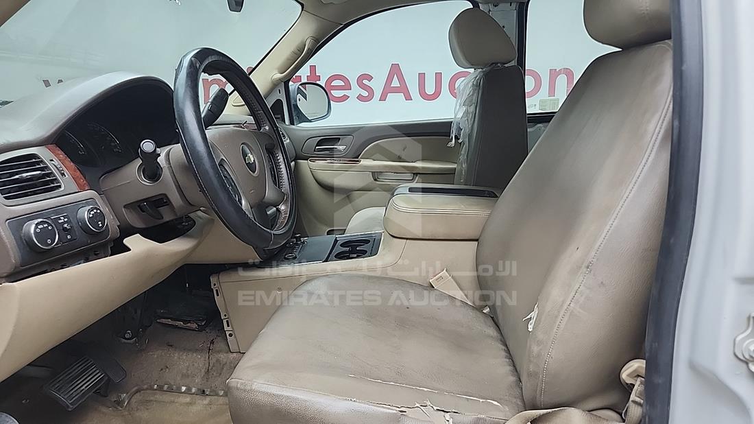 شيفروليه تاهو 2013 — زاوية السائق الأمامية اليسرى — صورة 12