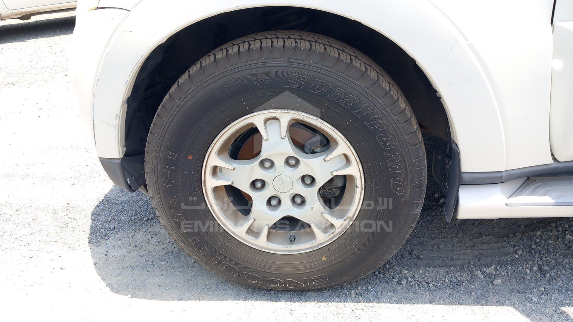 2008 MITSUBISHI PAJERO VIN: JMYLRV93W8J724284