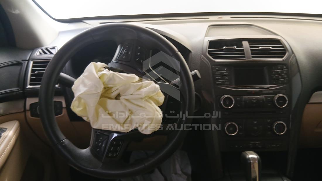 2016 Ford Explorer — Steering & Mounted Controls — Photo 12