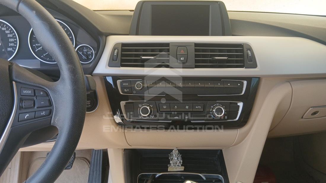 بي ام دبليو 318i 2018 — نظم الترفيه وكاميرا المراقبة والملاحة — صورة 16