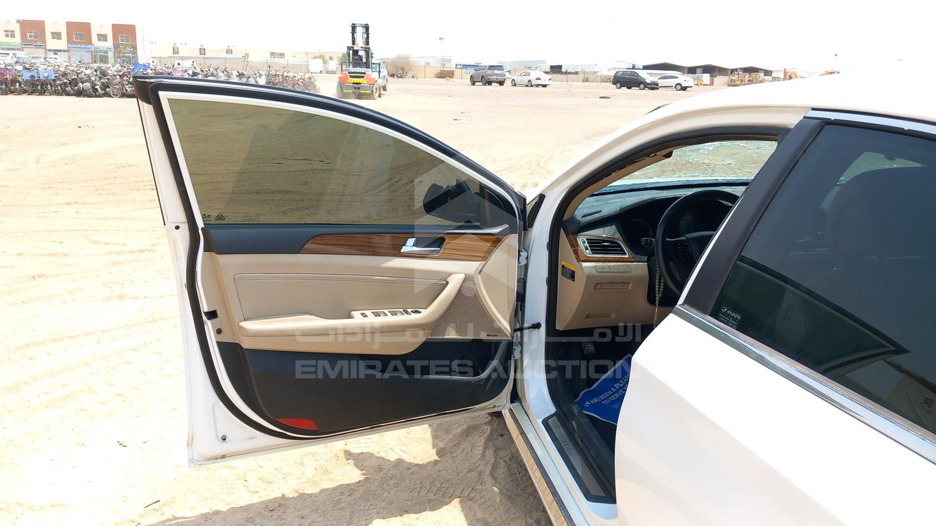 2015 HYUNDAI SONATA VIN: 5NPE34AF8FH208386