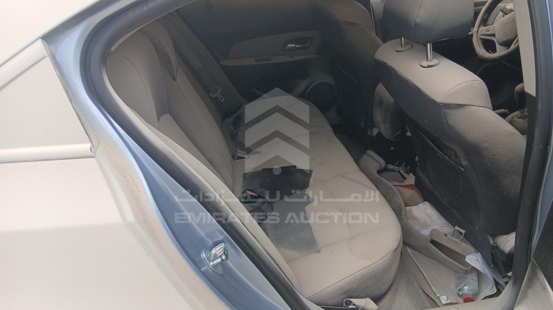 شيفروليه كروز 2011 — زاوية الراكب الخلفي اليمنى — صورة 21