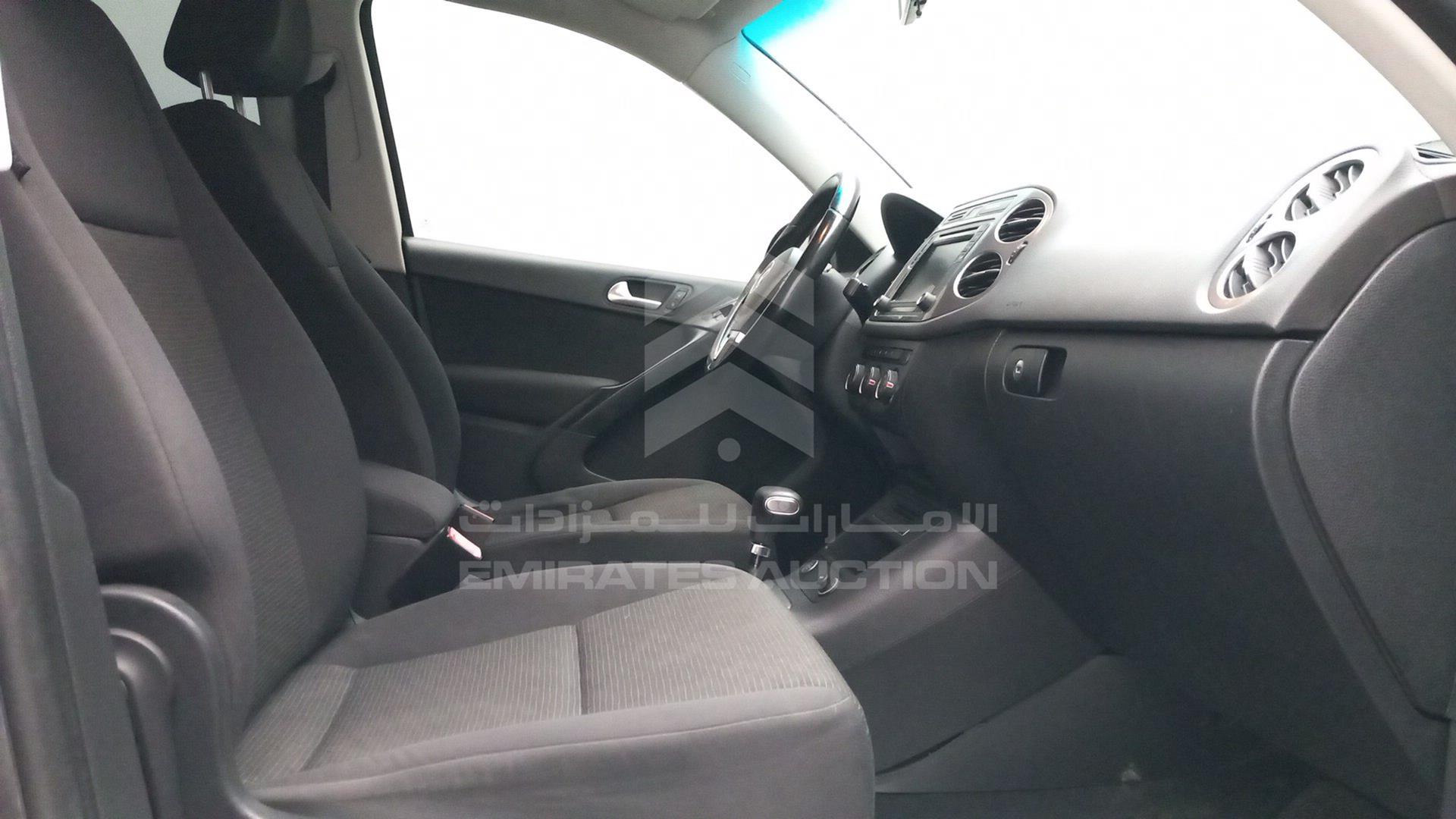 2017 VOLKSWAGEN TIGUAN VIN: WVGAV7AX1HK045504