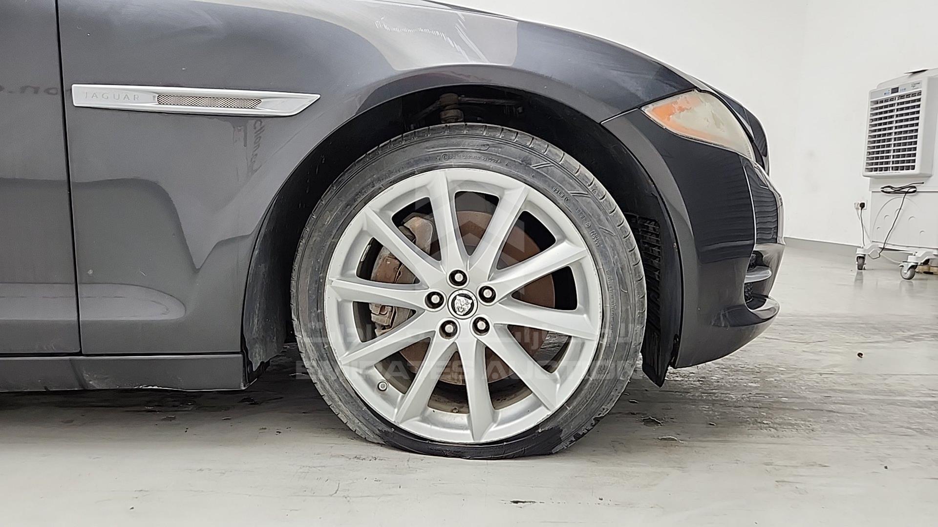 2013 JAGUAR X J VIN: SAJWJ1CD6D8V47889