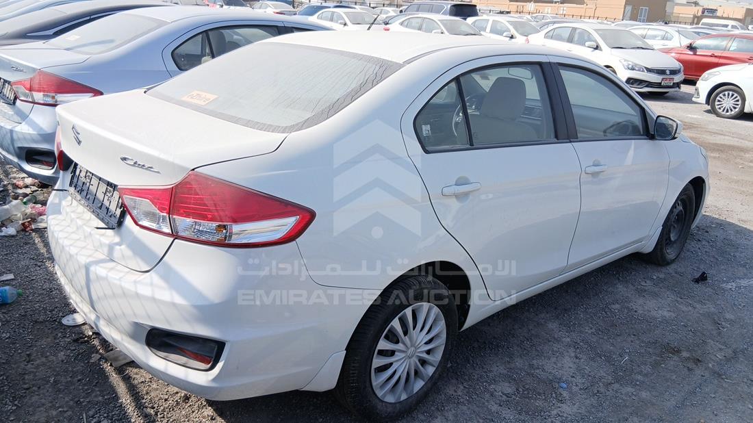 سوزوكي سياز 2023 — الزاوية الخلفية اليمنى — صورة 9
