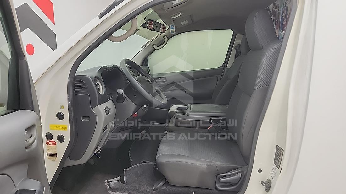 نيسان أورفان 2018 — زاوية السائق الأمامية اليسرى — صورة 7