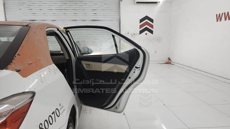 RKLBB9HEXH5193248 Auction: EmiratesAuction Lot: 404124 RKLBB9HEXH5193248 Toyota Corolla 2017 WHITE Photo 21