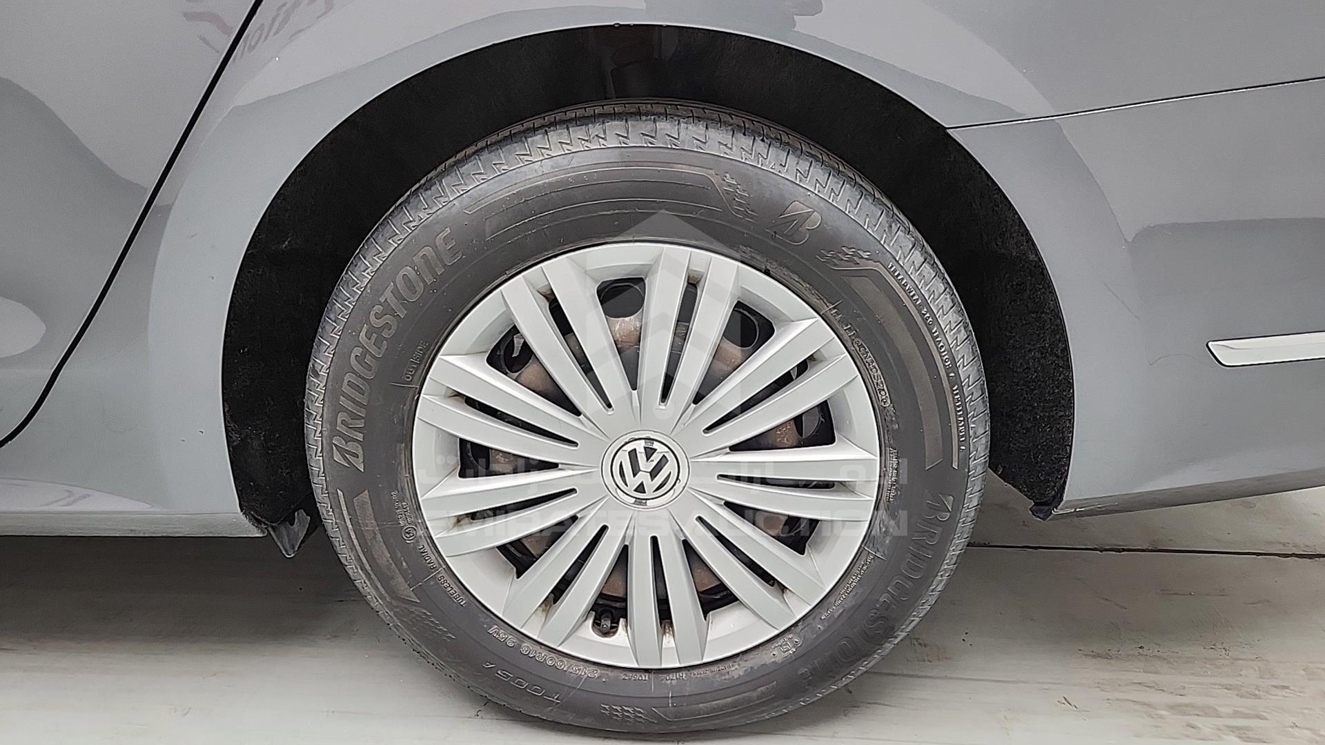 2018 VOLKSWAGEN PASSAT VIN: WVWAR7A32JC040107