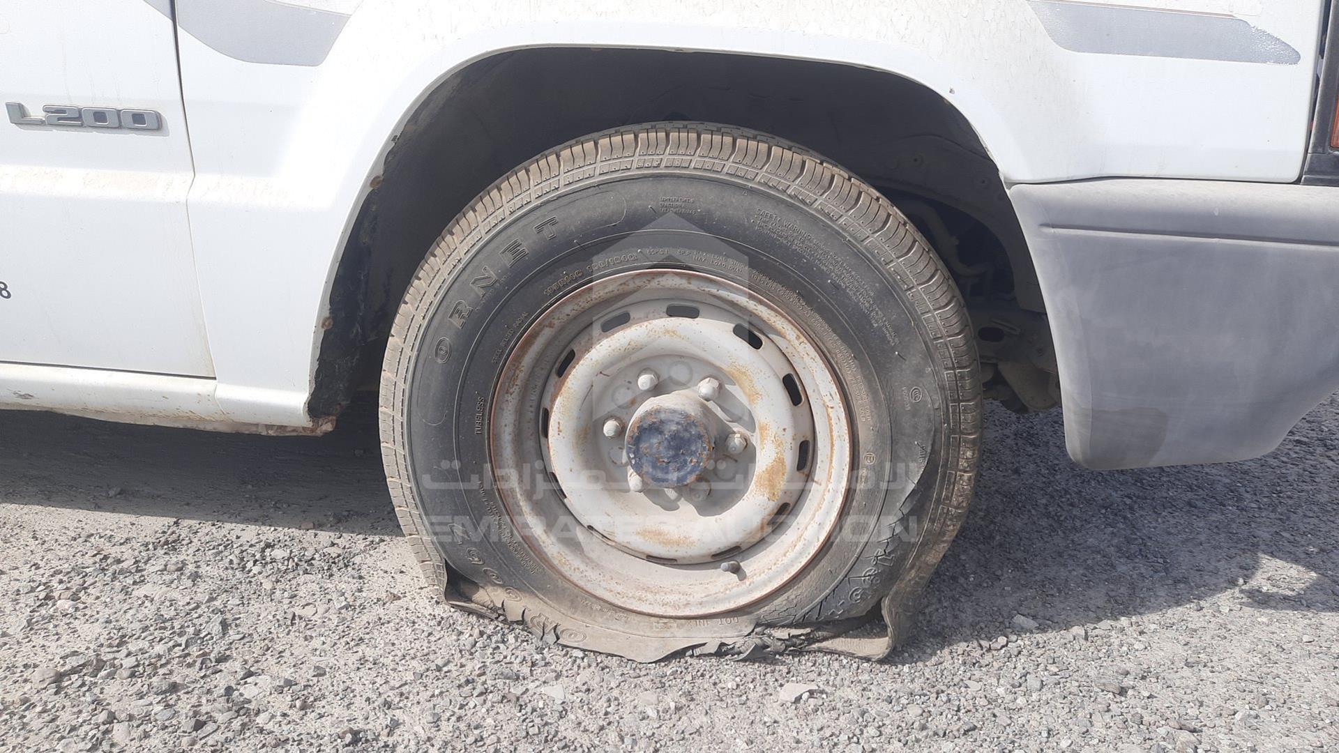 2001 MITSUBISHI L 200 VIN: JMYJNK1201P700268