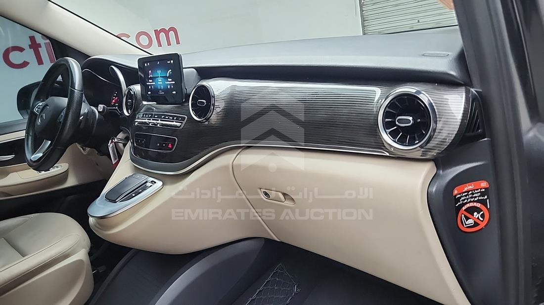 مرسيدس V 250 2021 — زاوية واجهة الراكب الأمامي الأيمن — صورة 27