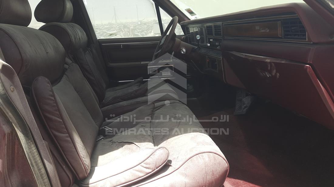 لينكولن تاون كار 1989 — زاوية الراكب الأمامي للمقعد — صورة 23