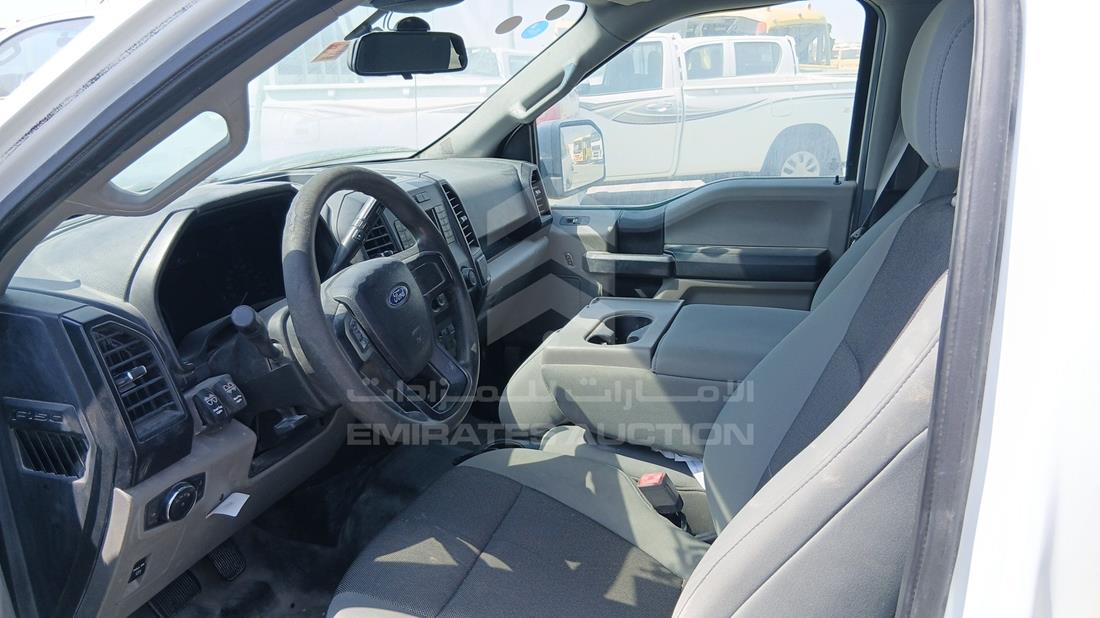 فورد اف 150 2019 — زاوية السائق الأمامية اليسرى — صورة 13