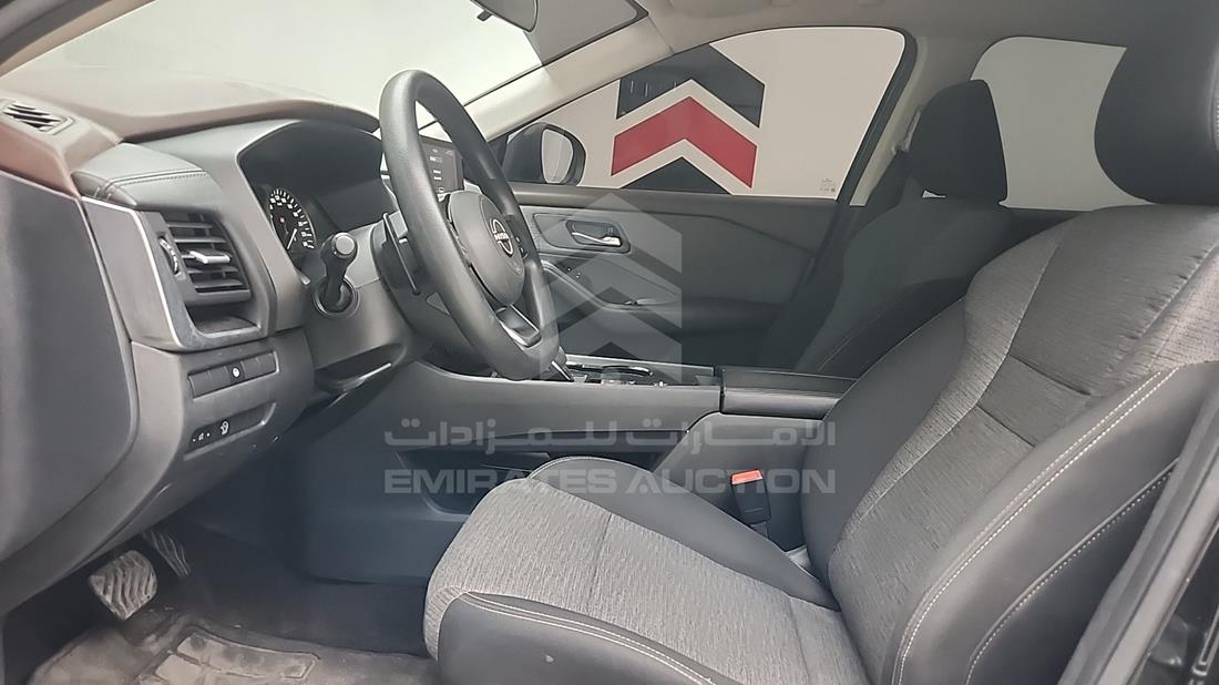 نيسان روج 2023 — زاوية السائق الأمامية اليسرى — صورة 14