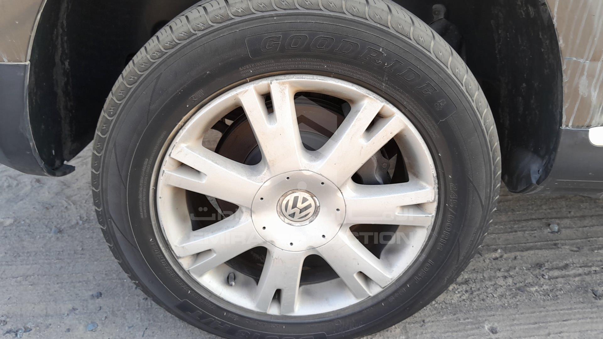 2010 VOLKSWAGEN TOUAREG VIN: WVGAL27L4AD011385