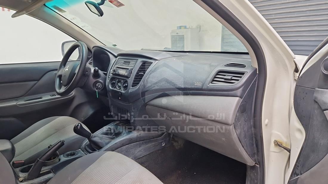 ميتسوبيشي L 200 2016 — زاوية واجهة الراكب الأمامي الأيمن — صورة 32