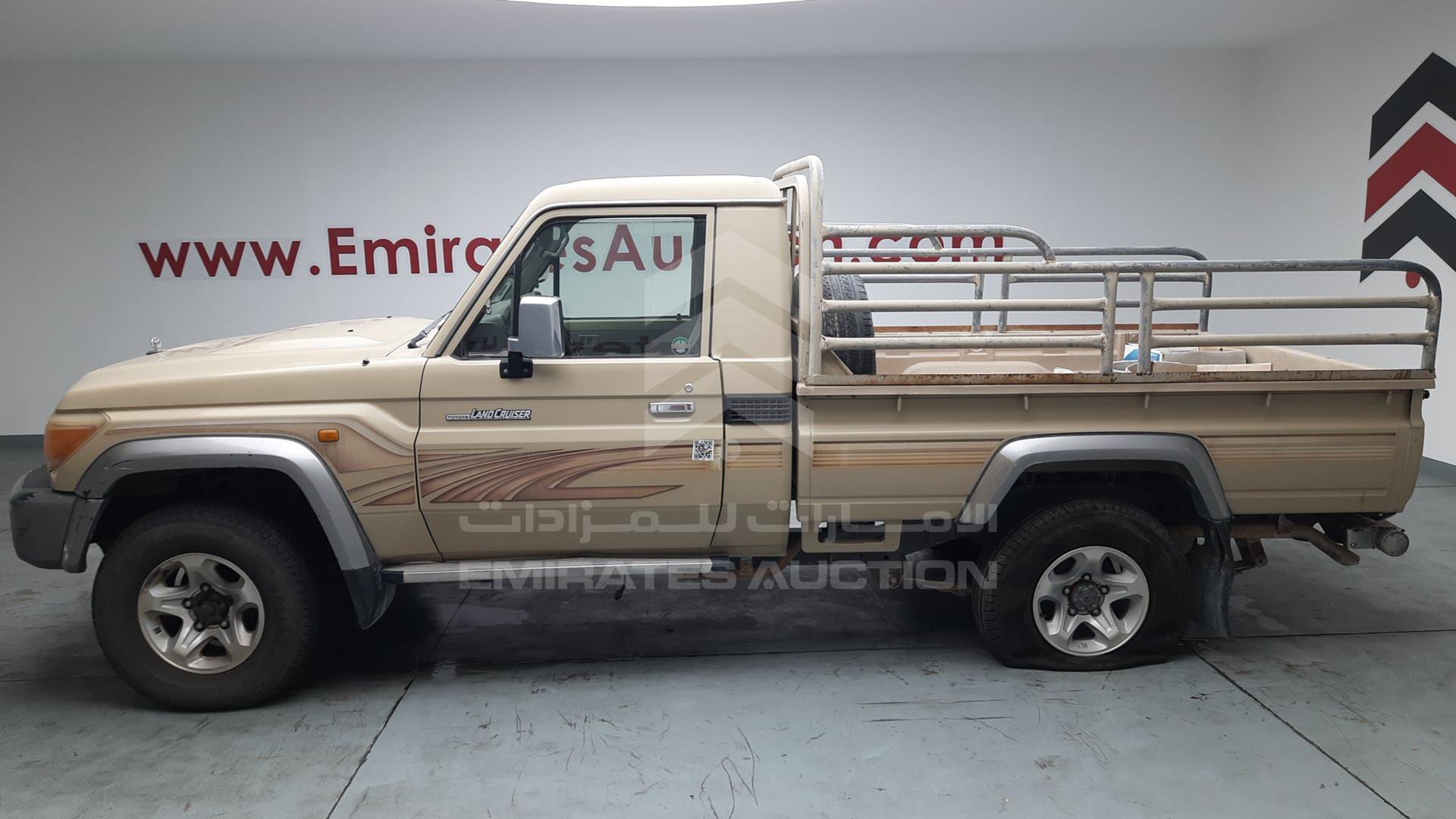 2011 TOYOTA LAND CRUISER VIN: JTFLU73J5B4521104