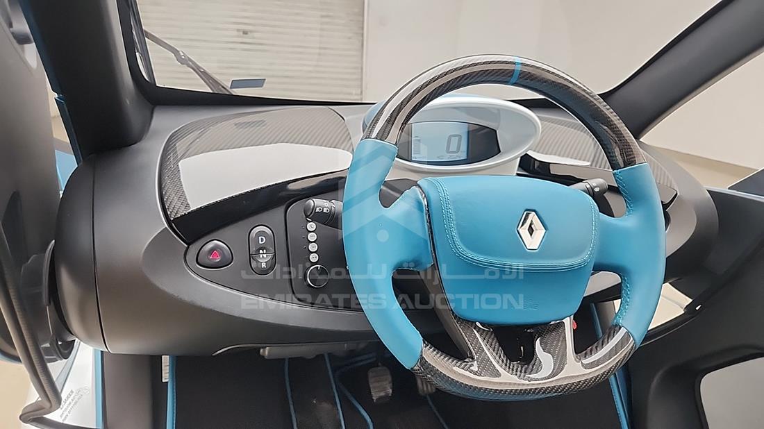 2018 Renault Twizy — Entertainment Systems & Camera Monitor & Navigation — Photo 16