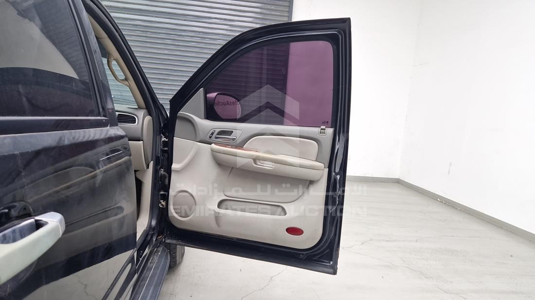 2007 GMC Yukon — Front Right Door — Photo 29