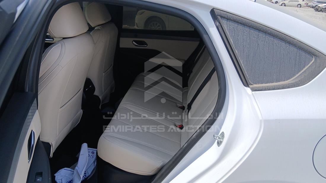 بي واي دي QIN Plus 2025 — زاوية الراكب الخلفي اليمنى — صورة 22