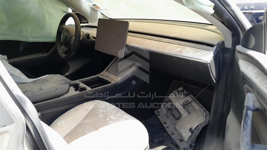 تيسلا Model Y 2023 — زاوية واجهة الراكب الأمامي الأيمن — صورة 22
