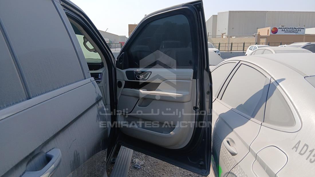 2021 Lincoln Navigator — Front Right Door — Photo 30