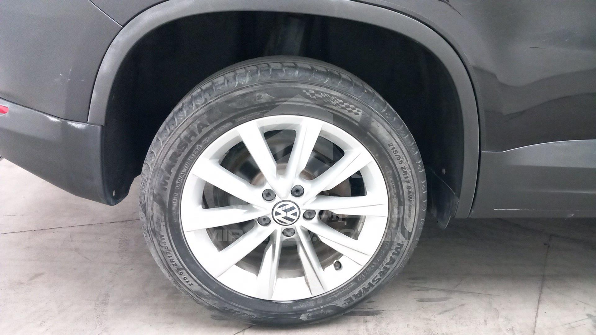 2017 VOLKSWAGEN TIGUAN VIN: WVGAV7AX1HK045504