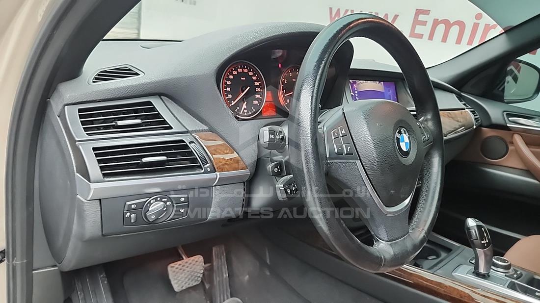 2013 BMW X5 — Front Left Driver Dashboard View — Photo 12