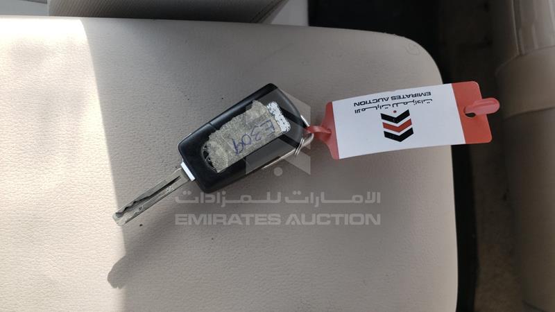 6T1BF9FK6HX692658 Auction: EmiratesAuction Lot: 436635 6T1BF9FK6HX692658 Toyota Camry 2017 WHITE Photo 4