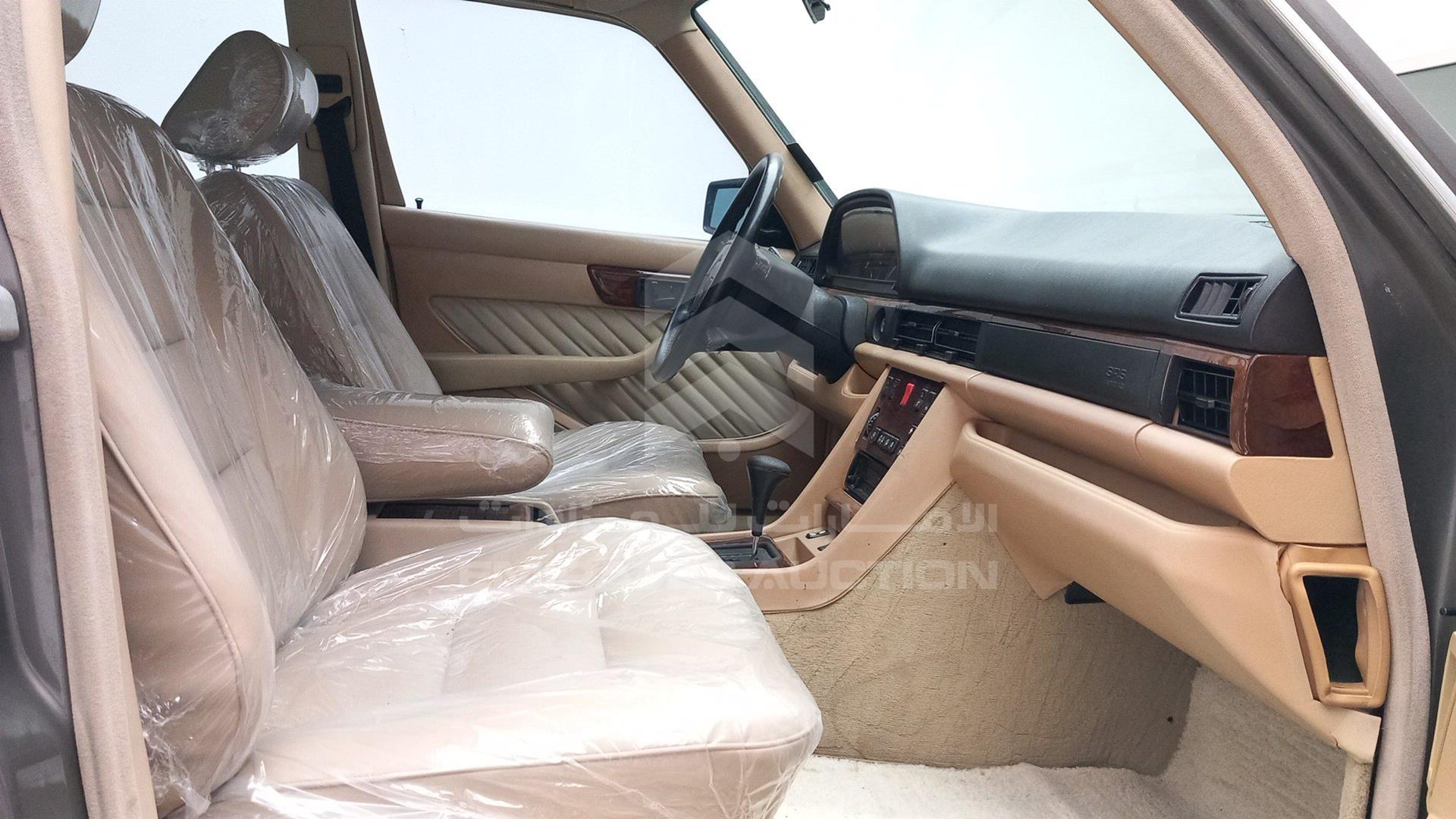 1990 MERCEDES SEL 560 VIN: WDBCA39E5LA531735