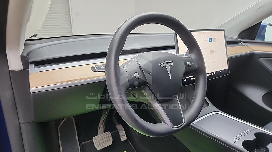 تيسلا Model Y 2024 — زاوية واجهة السائق الأمامية اليسرى — صورة 13