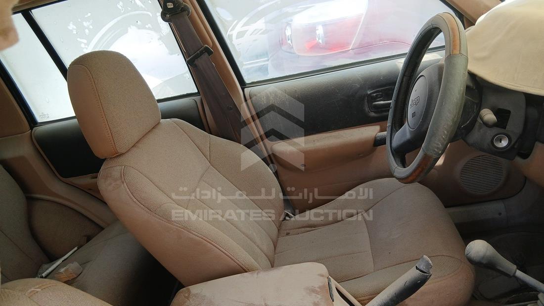 جيب شيروكي 1998 — زاوية السائق الأمامية اليسرى — صورة 11