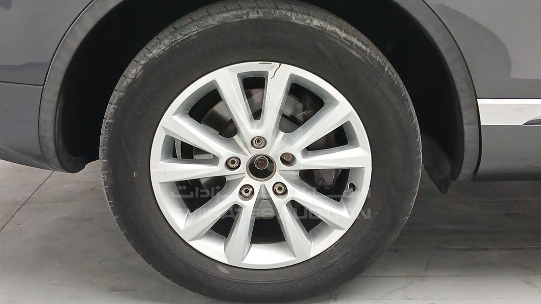 2014 Volkswagen Touareg — Rear Right Tyre — Photo 33