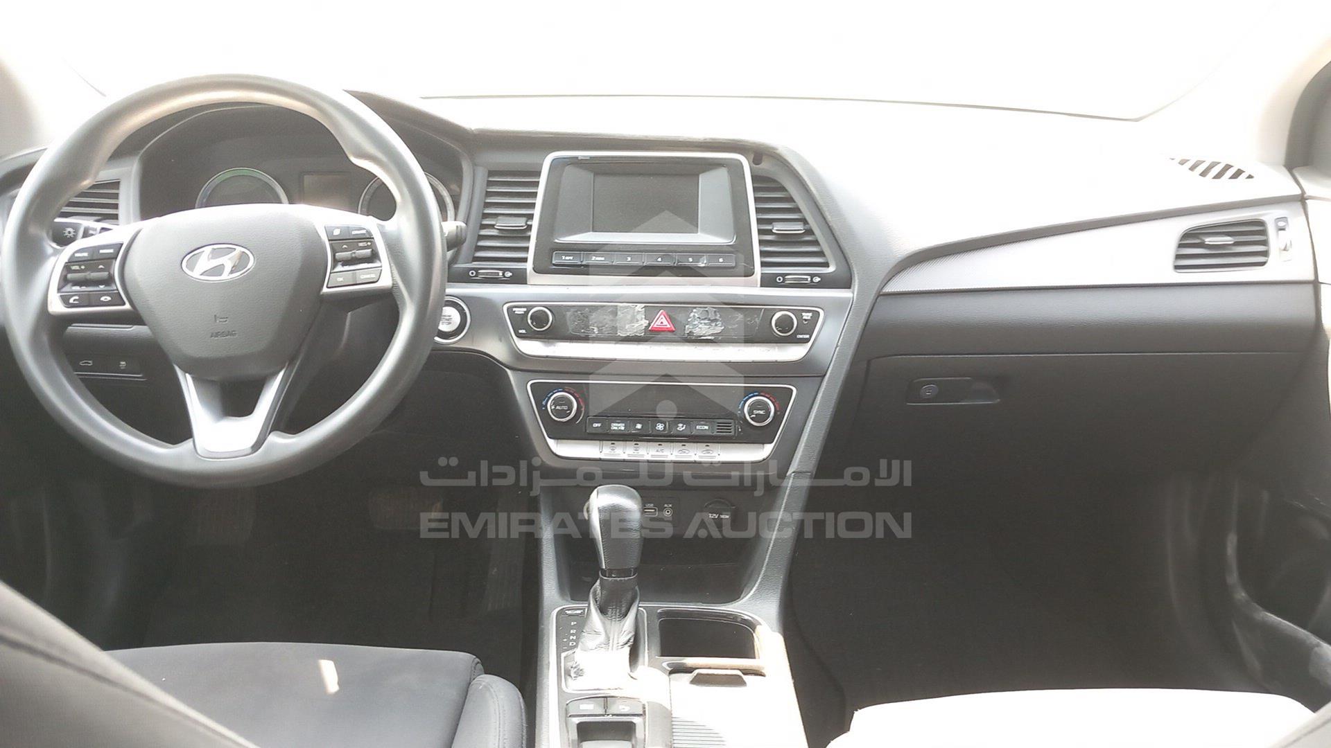 2018 HYUNDAI SONATA VIN: KMHE24133JA082023