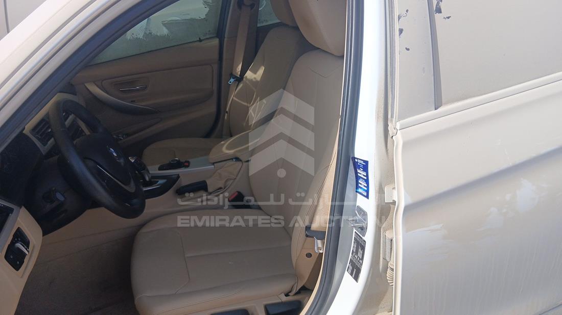 بي ام دبليو 318i 2018 — زاوية السائق الأمامية اليسرى — صورة 12