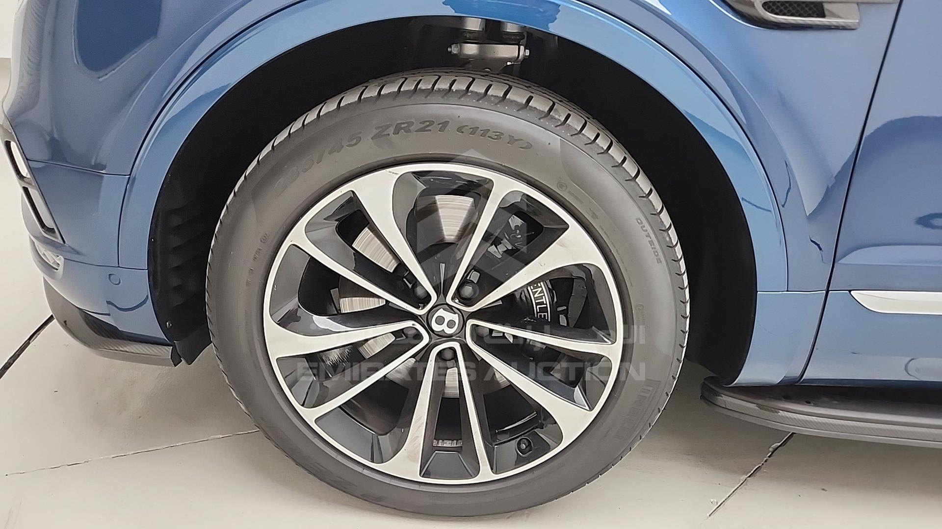 2017 BENTLEY BENTAYGA VIN: SJAAB1ZV0HC013457