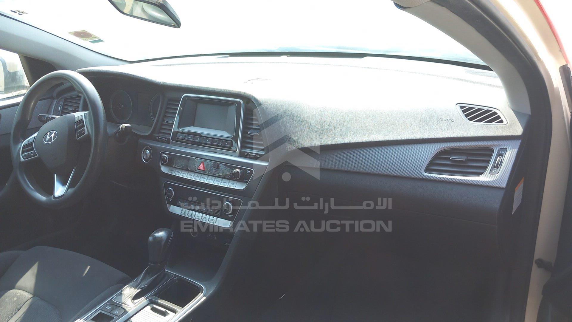 2018 HYUNDAI SONATA VIN: KMHE24133JA082023