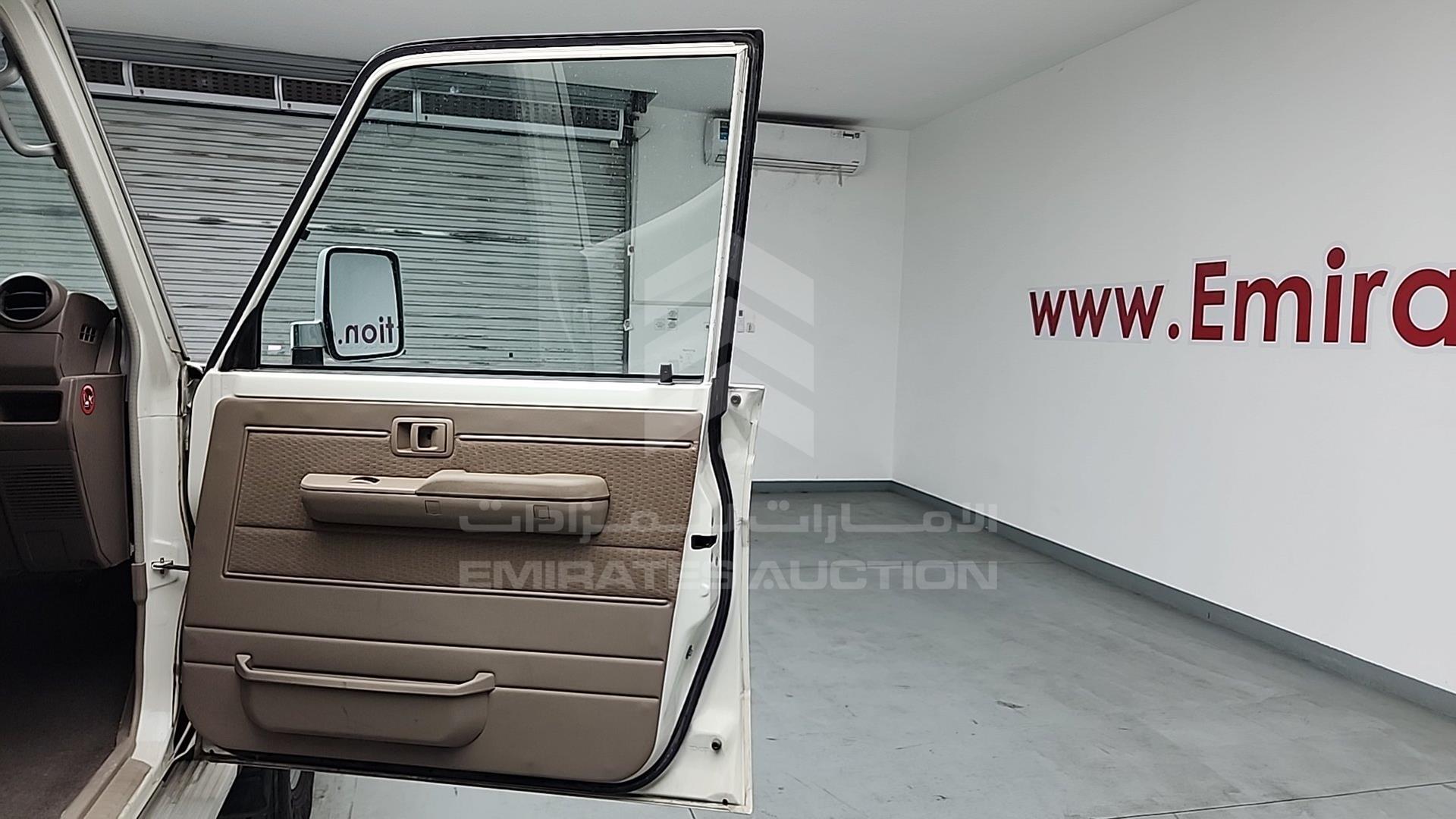 2017 TOYOTA LC 76 VIN: JTEEU73J7H4200784