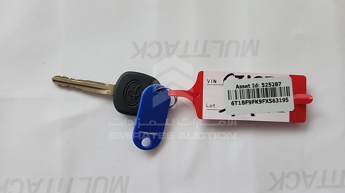 2015 Toyota Camry — Keys — Photo 6
