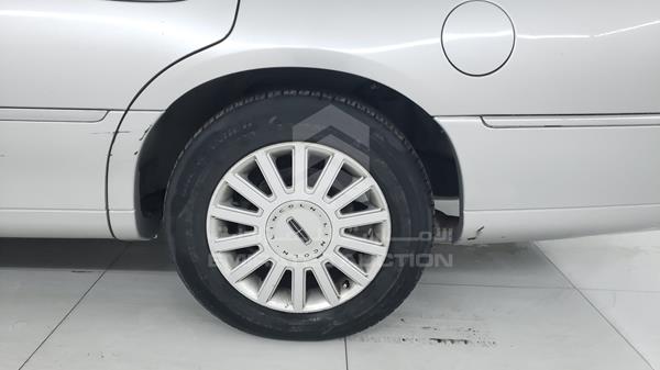 Lincoln Town Car 2005 1LNHM82W05Y613957 Image 31