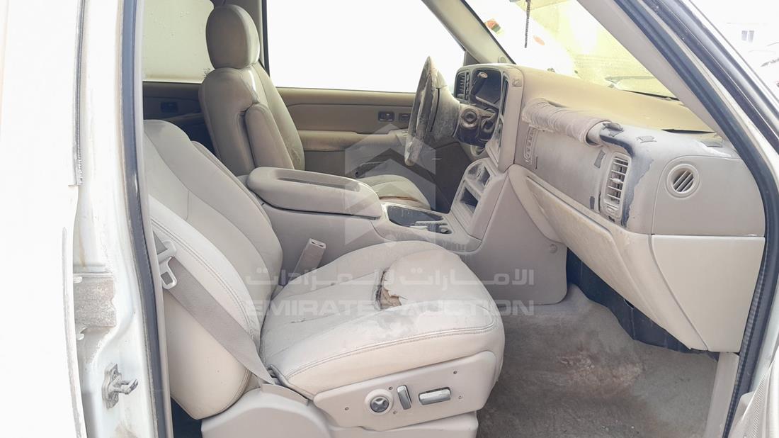 2004 GMC Suburban — Front Right Passenger Seat View — Photo 22