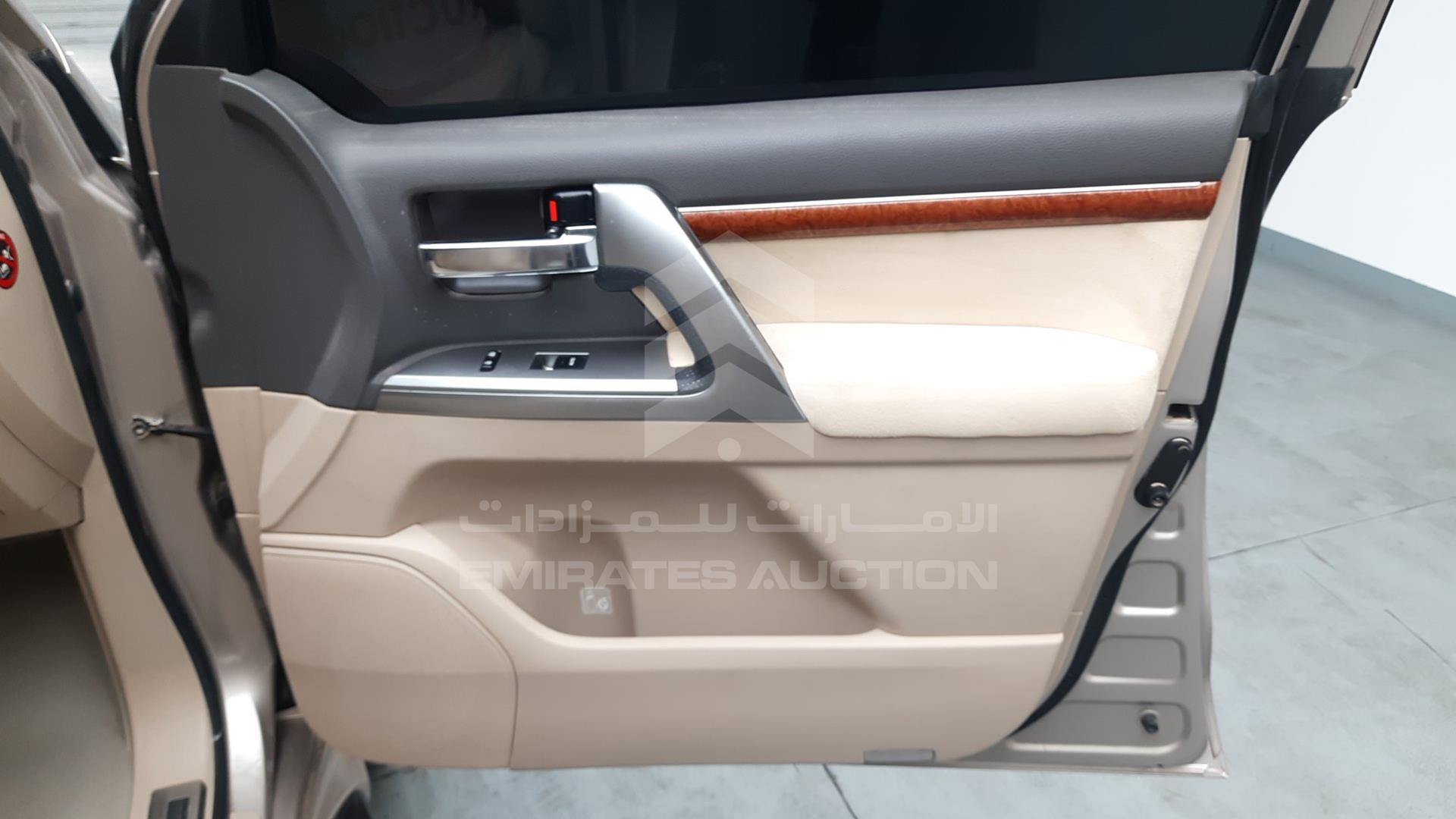 2015 TOYOTA LAND CRUISER VIN: JTMHY05J5F4032408