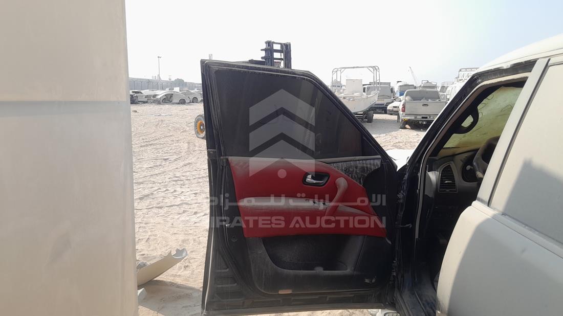 نيسان باترول 2011 — الباب الأمامي الأيسر — صورة 10
