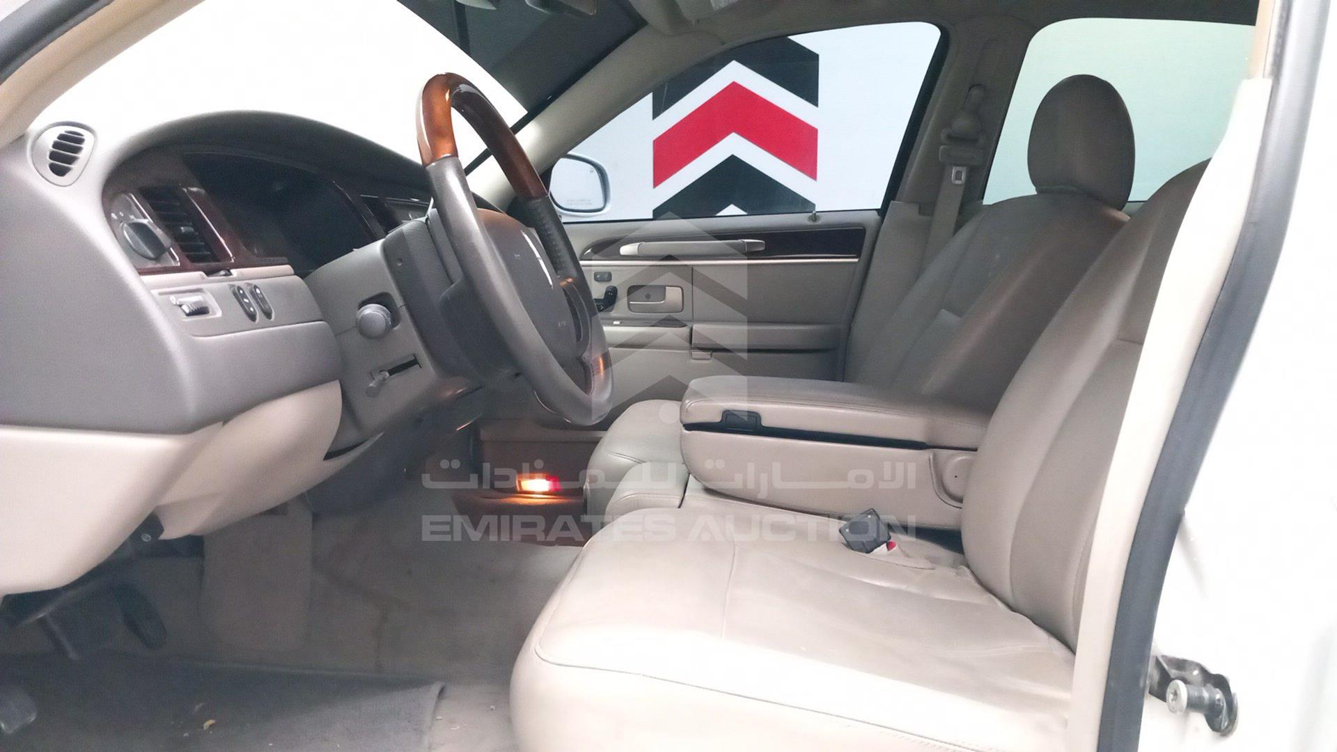 2010 LINCOLN TOWN VIN: 2LNBL8CV9AX752302