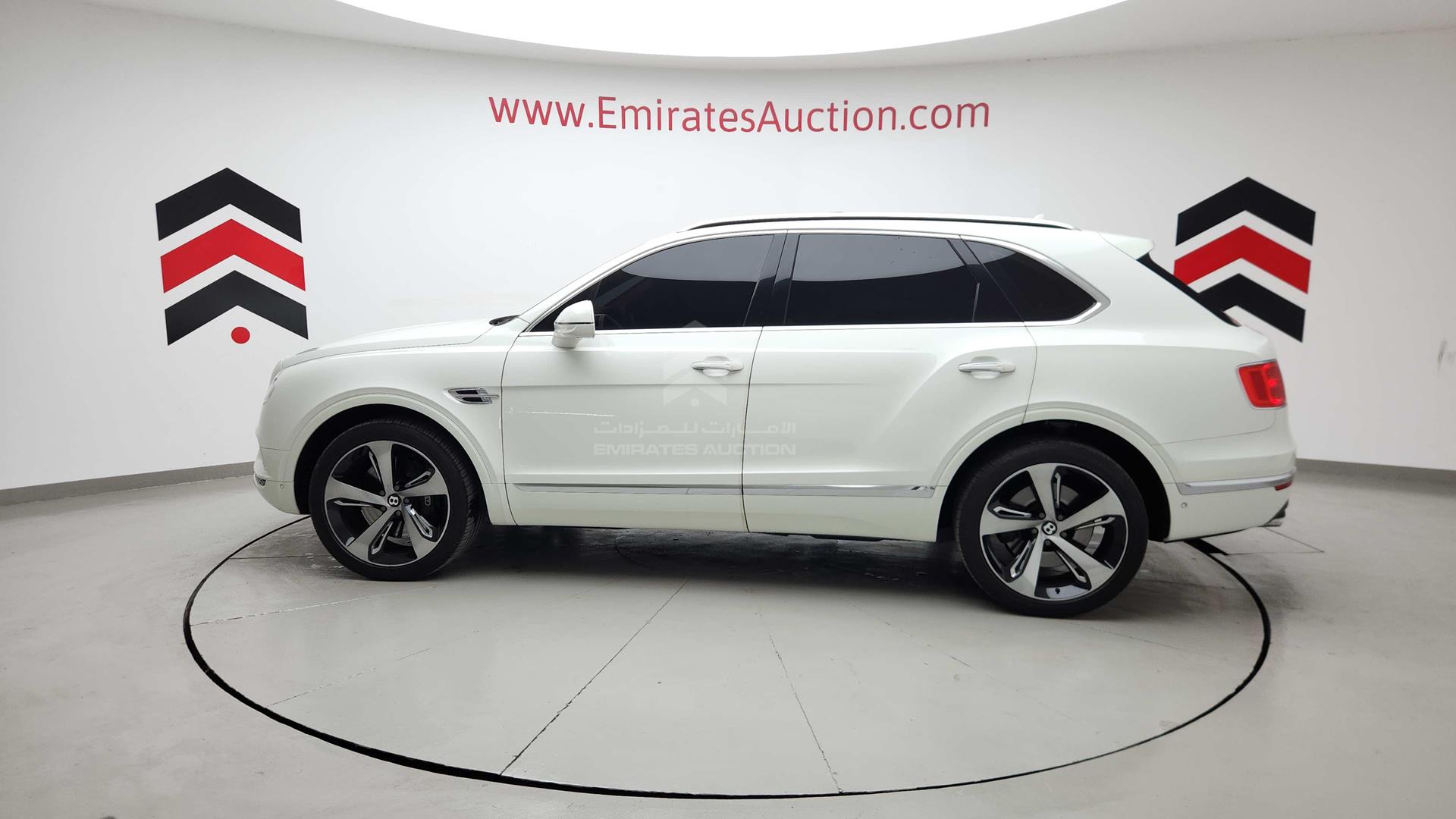 2018 BENTLEY BENTAYGA VIN: SJAAL1ZV5JC022898