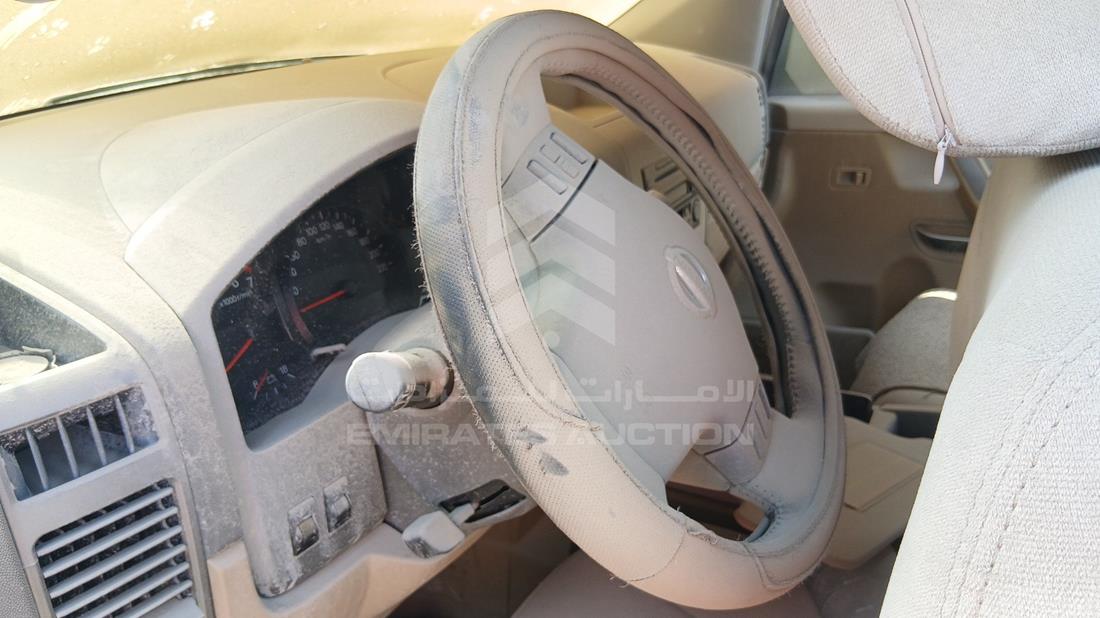 نيسان أرمادا 2006 — التحكمات في عجلة القيادة — صورة 13