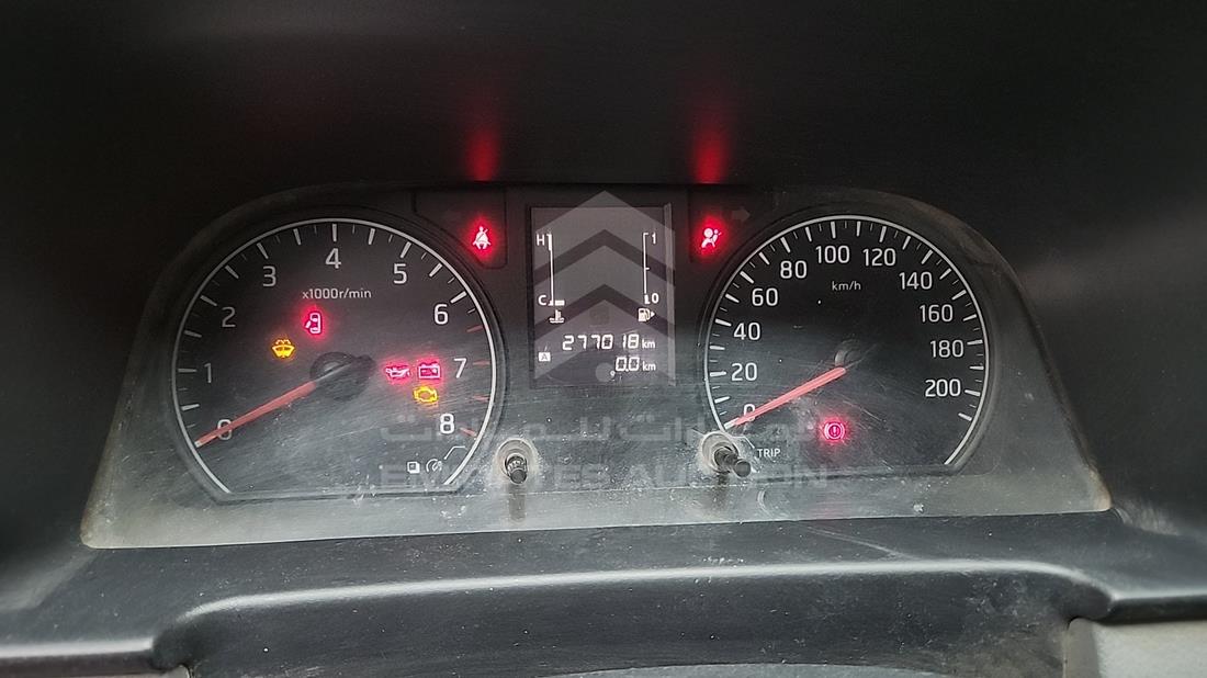 2015 Nissan Urvan — Speedometer & RPM Gauges — Photo 9