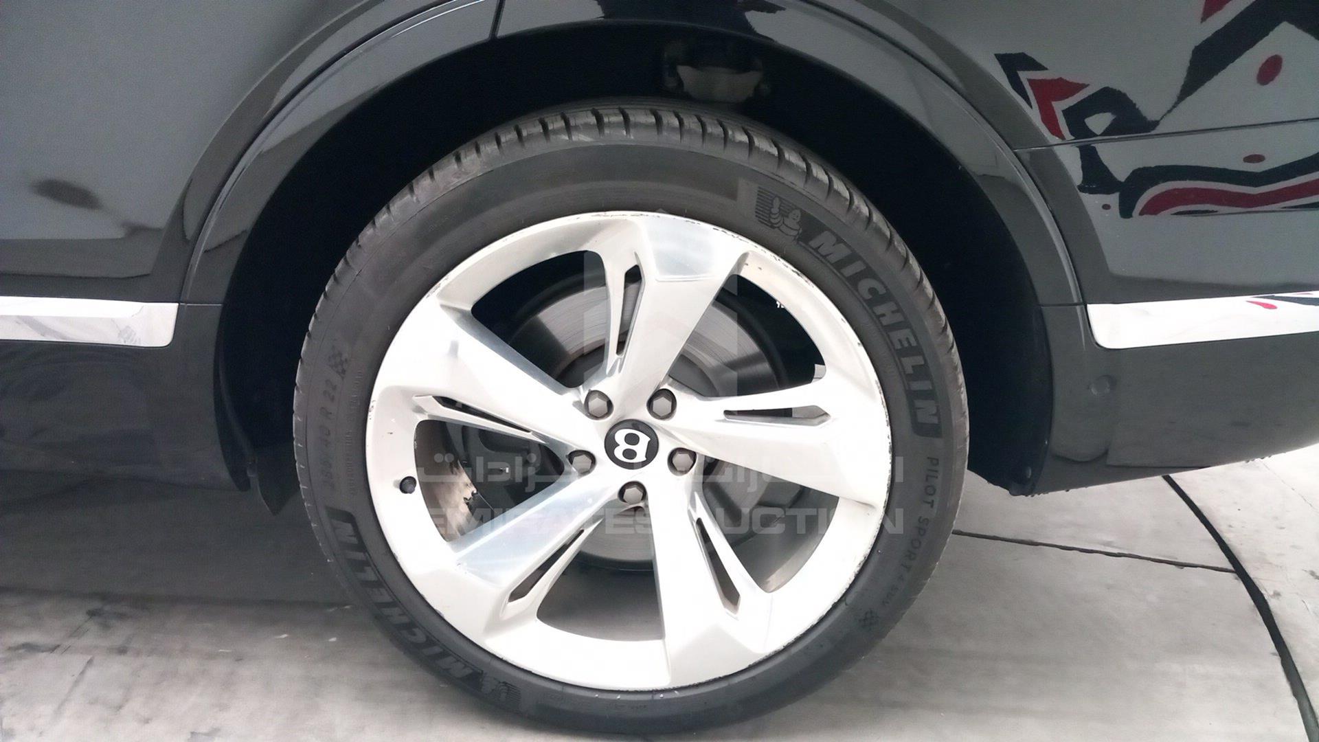 2017 BENTLEY BENTAYGA VIN: SJAAB1ZV3HC016529