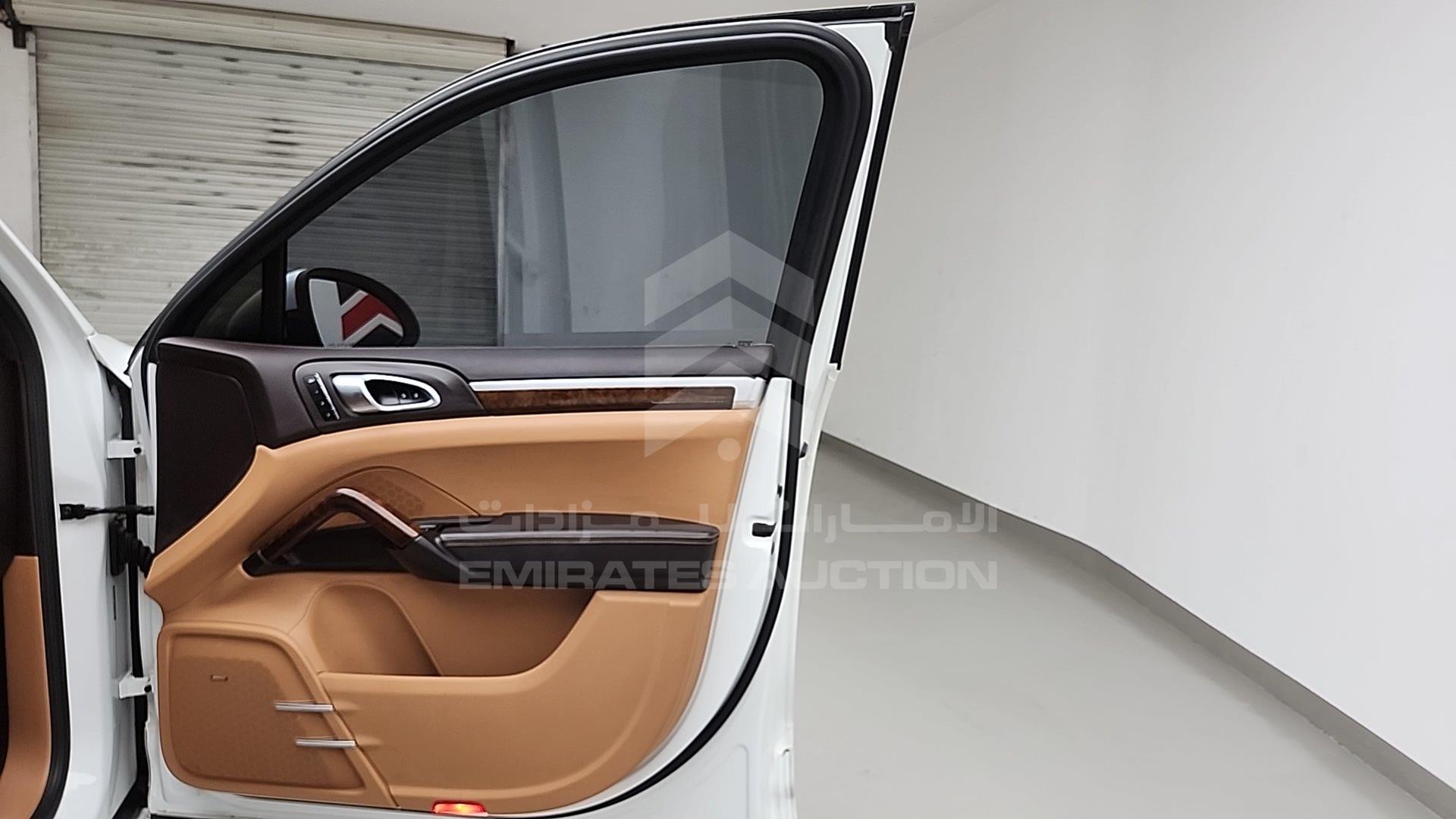 2013 PORSCHE CAYENNE GTS VIN: WP1ZZZ92ZDLA76369