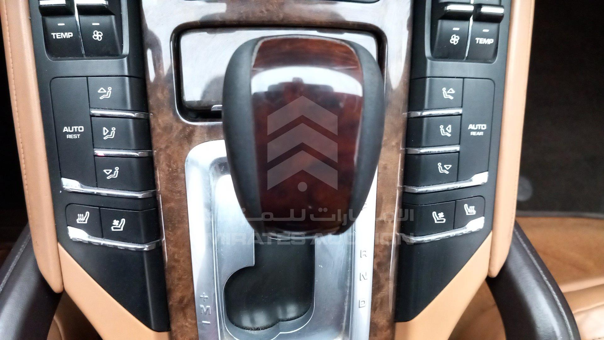 2013 PORSCHE CAYENNE GTS VIN: WP1ZZZ92ZDLA74142