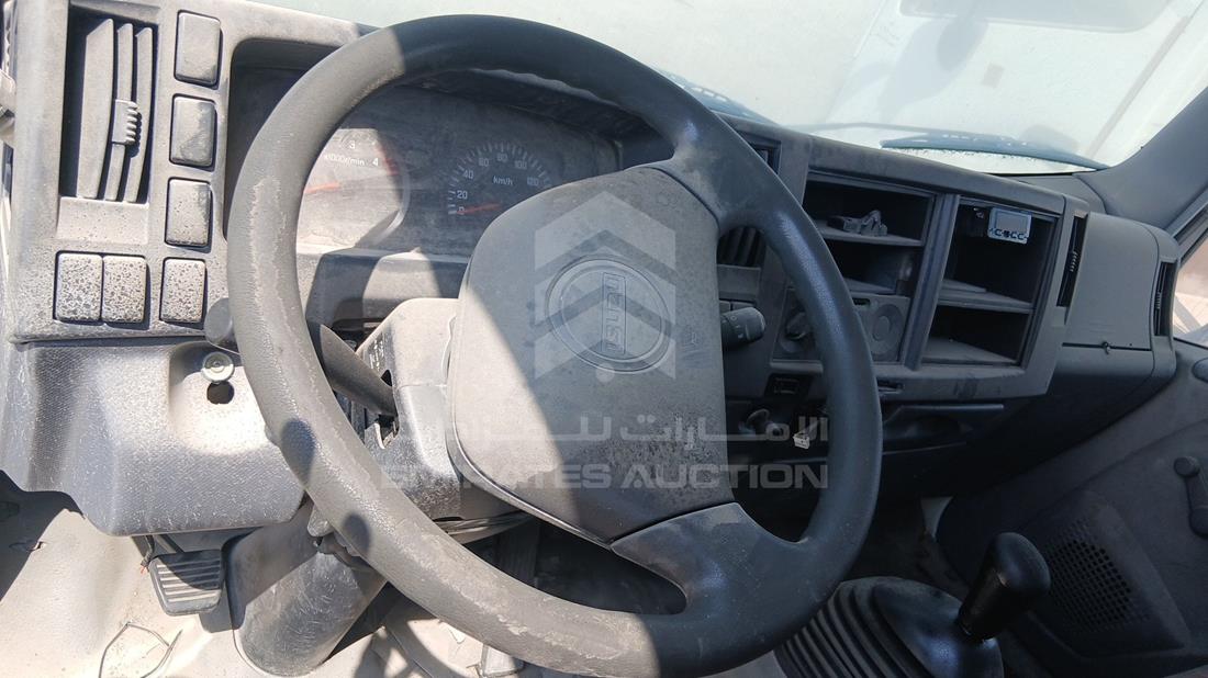 اسوزو Reward NM 2013 — التحكمات في عجلة القيادة — صورة 13